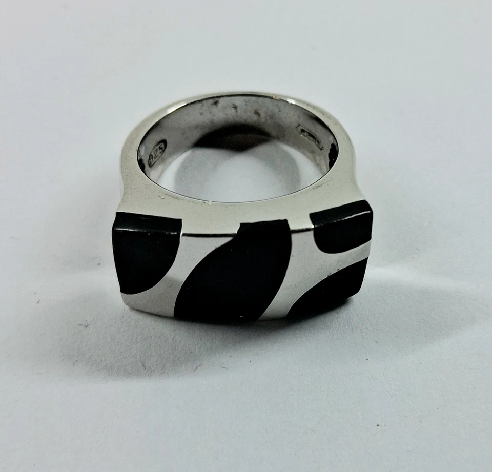 Anello in argento 925 rodiato lucido stilizzato con onice nera lucida misura 17 - Immagine 2 di 4