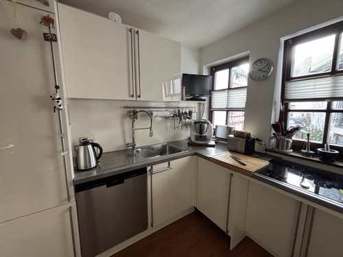 Küchenzeile mit Herd und Spülmaschine ohne Backofen und Kühlschrank