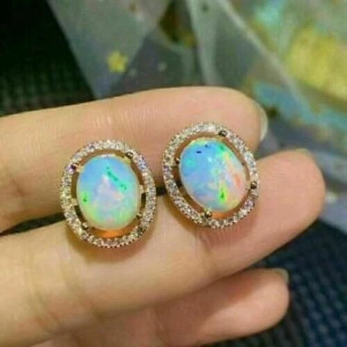 Aretes con halo de diamantes de ópalo de fuego de corte ovalado de 4 quilates de oro amarillo de 14 quilates Foto 4 de 4