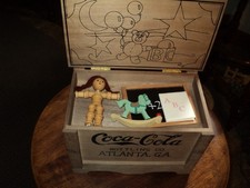 scatola giocattolo in legno coca- cola vintage ottime condizioni con giocattoli