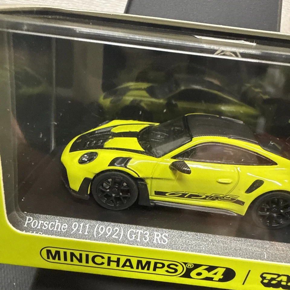 Paquete Weissach Minichamps 1:43 Porsche 911 GT3 RS (992) en verde ácido Foto 2 de 4