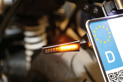 Highsider LED Sequenz-Blinker STS 1, schwarzes 2C Gehäuse, getöntes Glas.