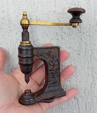 ancienne presse de cordonnier riveteuse en fonte PARIS - outil du cuir