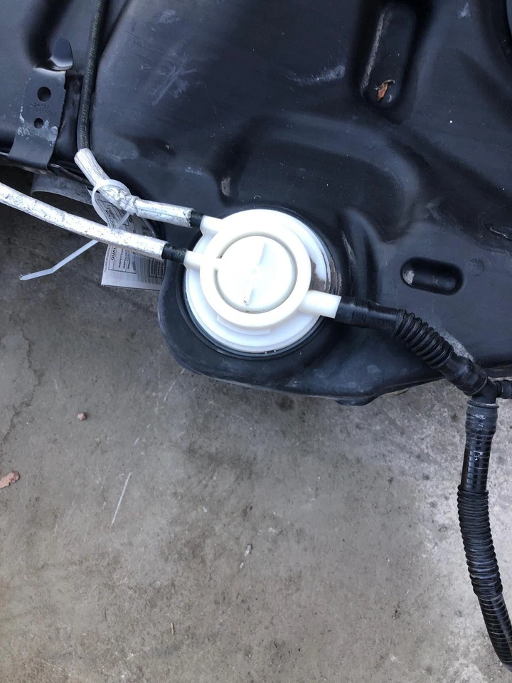 2010 CHRYSLER 300 Gas Tank Assembly 163,003K Miles 2.2 Liters 4 Cylinder - Image 3 of 4