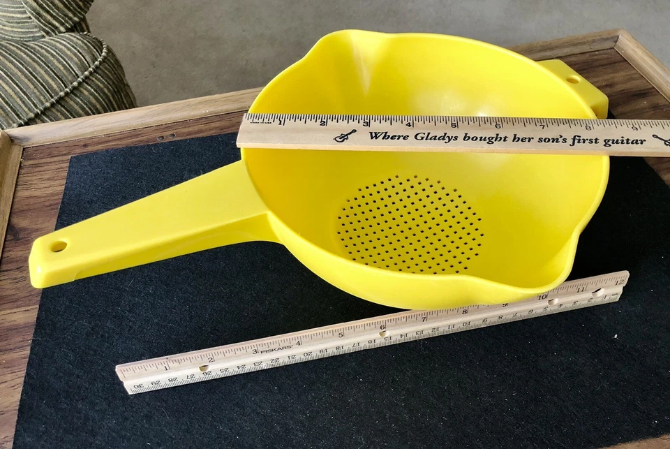 Colino colino Tupperware giallo 2 quarti 1523 doppio beccuccio 14" x 8,25" - vintage - Immagine 4 di 4