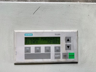 Siemens Simatik S7/200 mit TD-200 Steuerpanel und Schaltschrank.