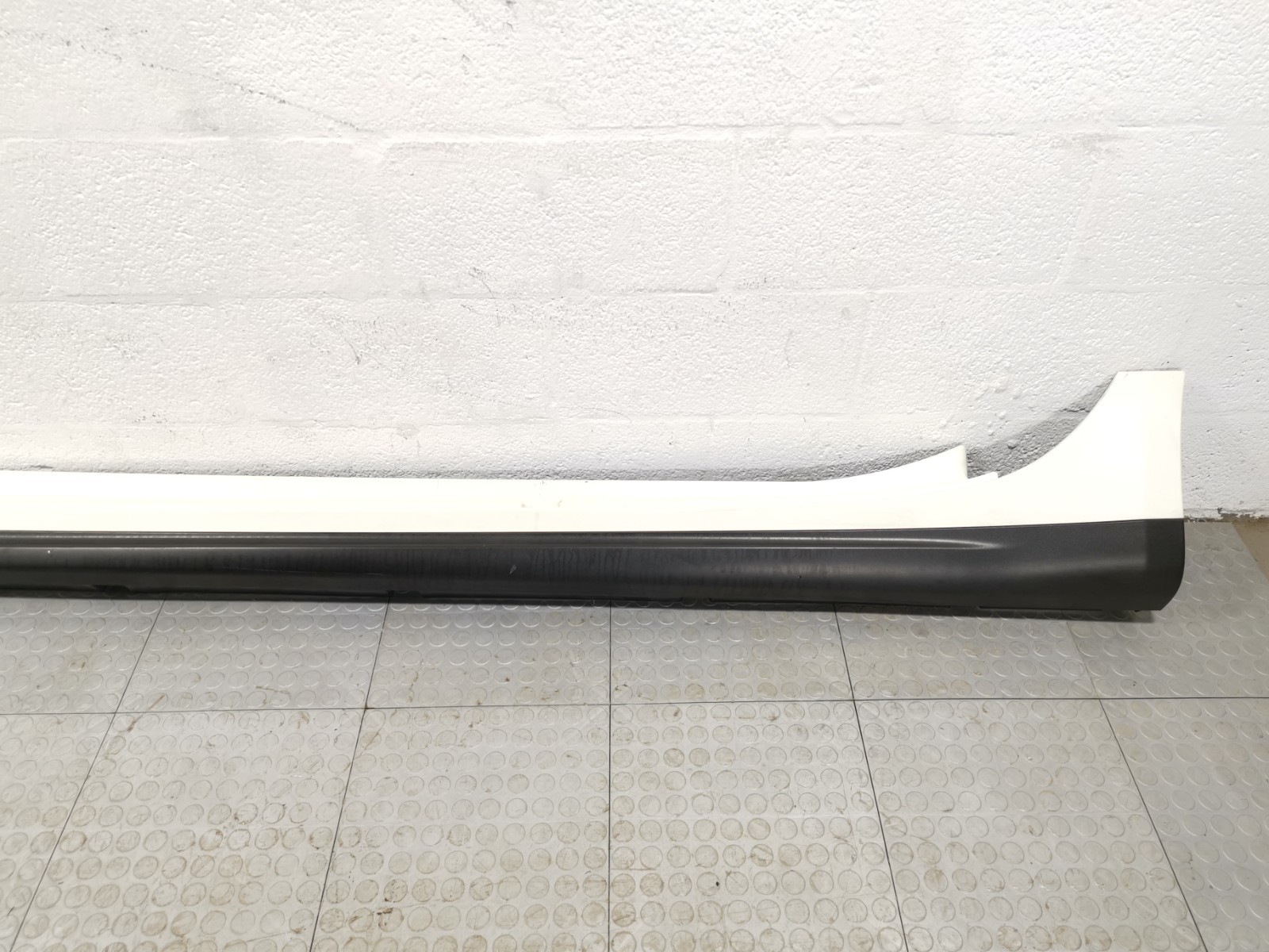 Maserati Ghibli 2018 M156E AWD 3.0 Left Side White Color Rocker Panel Side Skirt