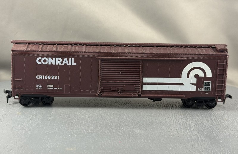 Roundhouse - Conrail - 50' S/D Box Car + Wgt # 168331
