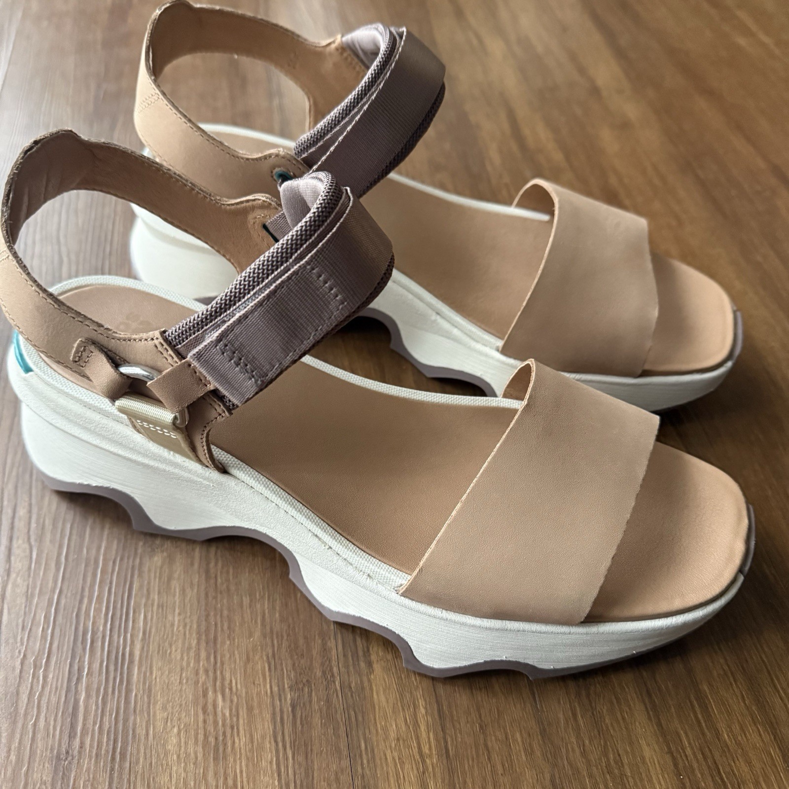 Sandalias Sorel de plataforma de impacto cinético con correa gruesa para mujer 12 beige tostado