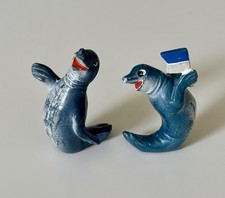 2 alte Hartplastik Werbe  Figuren  Seehund mit blau weißer Flagge 70-er Jahre