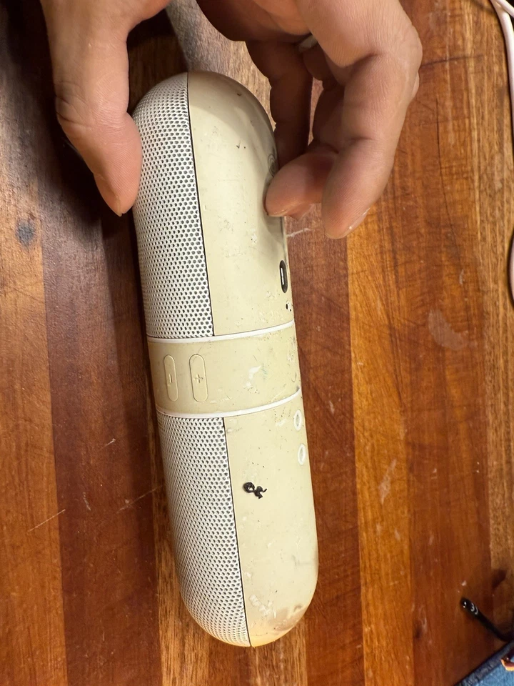 Altavoz portátil Bluetooth Beats by Dre Pill - Blanco Foto 2 de 4