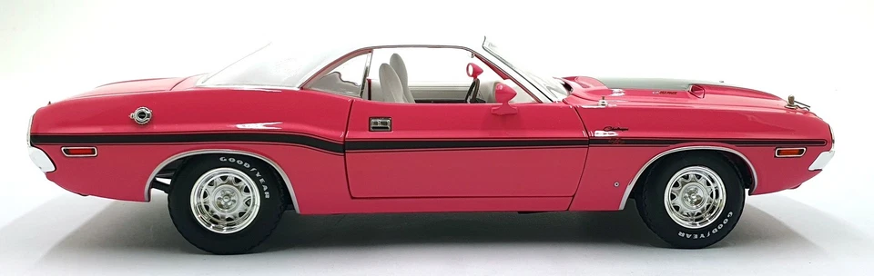 Greenlight 1/18 Scale Diecast 13699 - 1970 Dodge Challenger R/T 440 Six Pack - Image 3 of 4