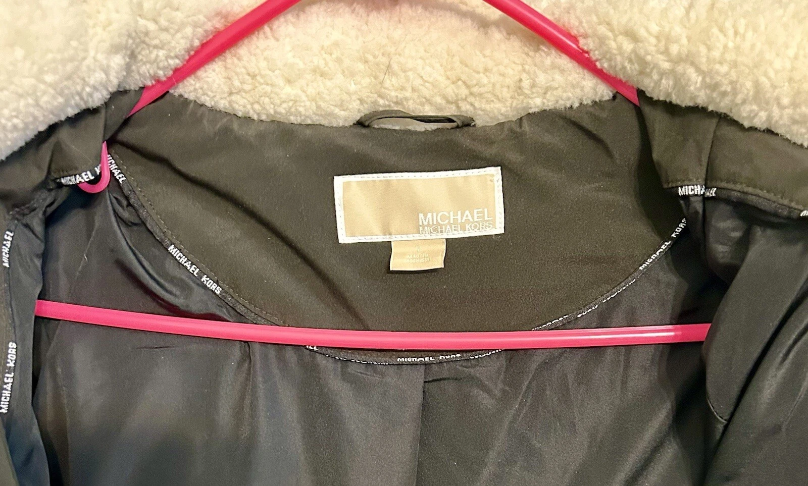 Cappotto tampone con cappuccio Michael Kors in pelliccia sintetica verde oliva Cappa rimovibile