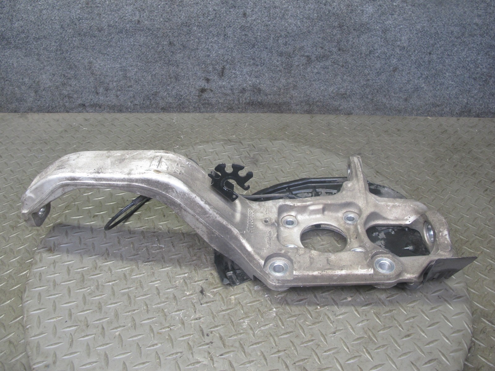 2017-2020 MASERATI LEVANTE M161 AWD FRONT RIGHT PASSENGER SIDE SPINDLE KNUCKLE