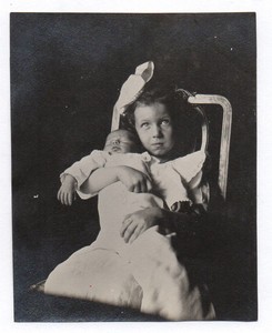 Photo Ancienne Petite Fille Assise Bebe Endormi Sieste Chaise 1908 Main Blanc Ebay