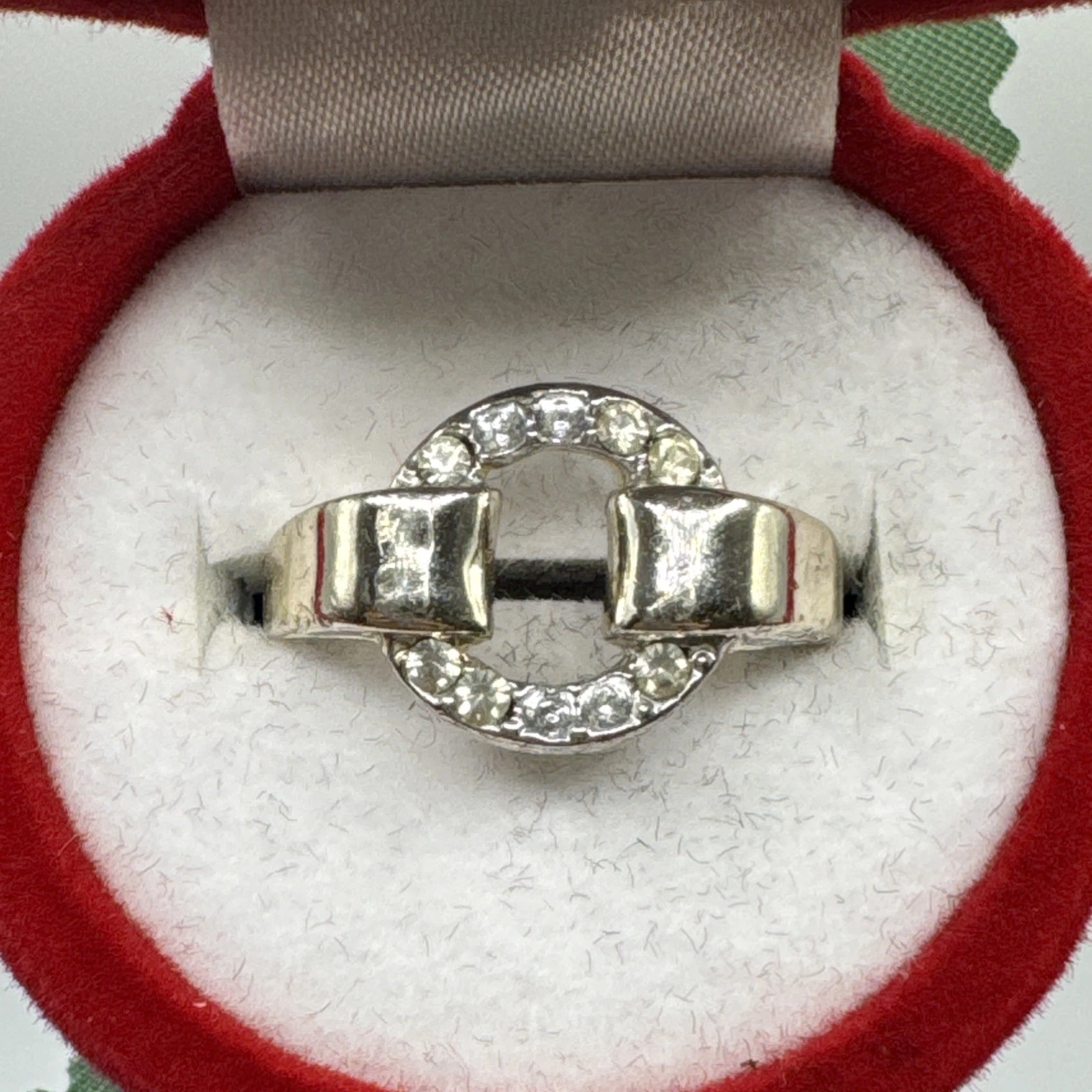 Bague vintage fantaisie argenté avec strass. Taille 55.