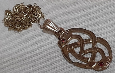 *SELTENER 9 kt Gelbgold Anhänger ''irisch keltischer Rubinaugen tötet Vogel'' an 18'' Kette*