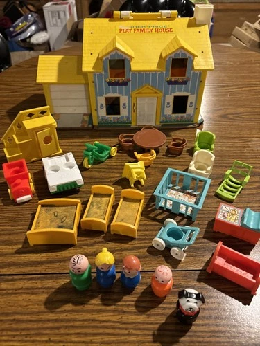 VINTAGE #952Fisher Price Little People House 1969 House, Furniture, People Read