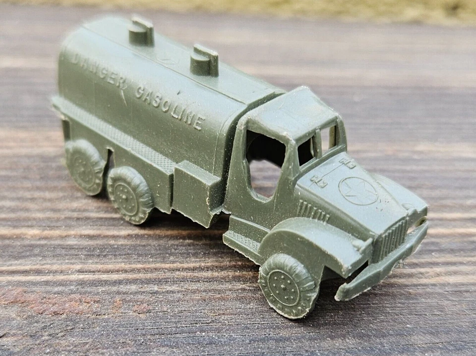 Mini camión de combustible de juguete de plástico vehículo militar MPC de colección Segunda Guerra Mundial Foto 2 de 4