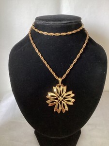 Authentic VTG Crown Trifari Goldtone Gold Plated Statement Pendant & Rope Chain 24”