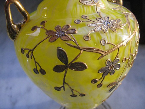 Antico elegante vaso in vetro giallo/bianco con viti e fiori oro pesante - Foto 5 di 9