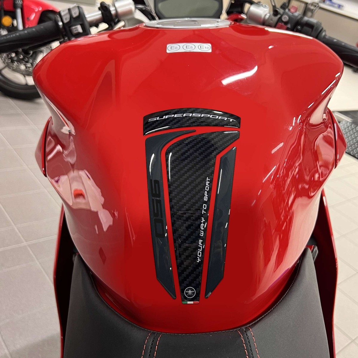 Paraserbatoio Adesivo 3D In Resina Per Ducati Scrambler, Compatibile Con V3, Made In Italy - 3