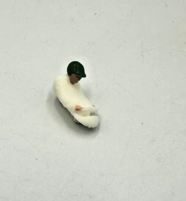 Pilote repro. en résine peint casque vert pour Dinky Toys Ferrari Racing Car 242 - Photo 1/1