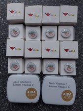 8 AIDA Pin und 2 kleine Döschen mit Vitamin-Bonbons