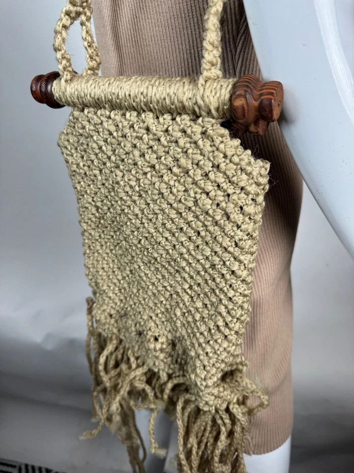 Bandolera Macramé Tejida a Mano con Asas de Madera y Detalles de Flecos Bei Natural Foto 2 de 4