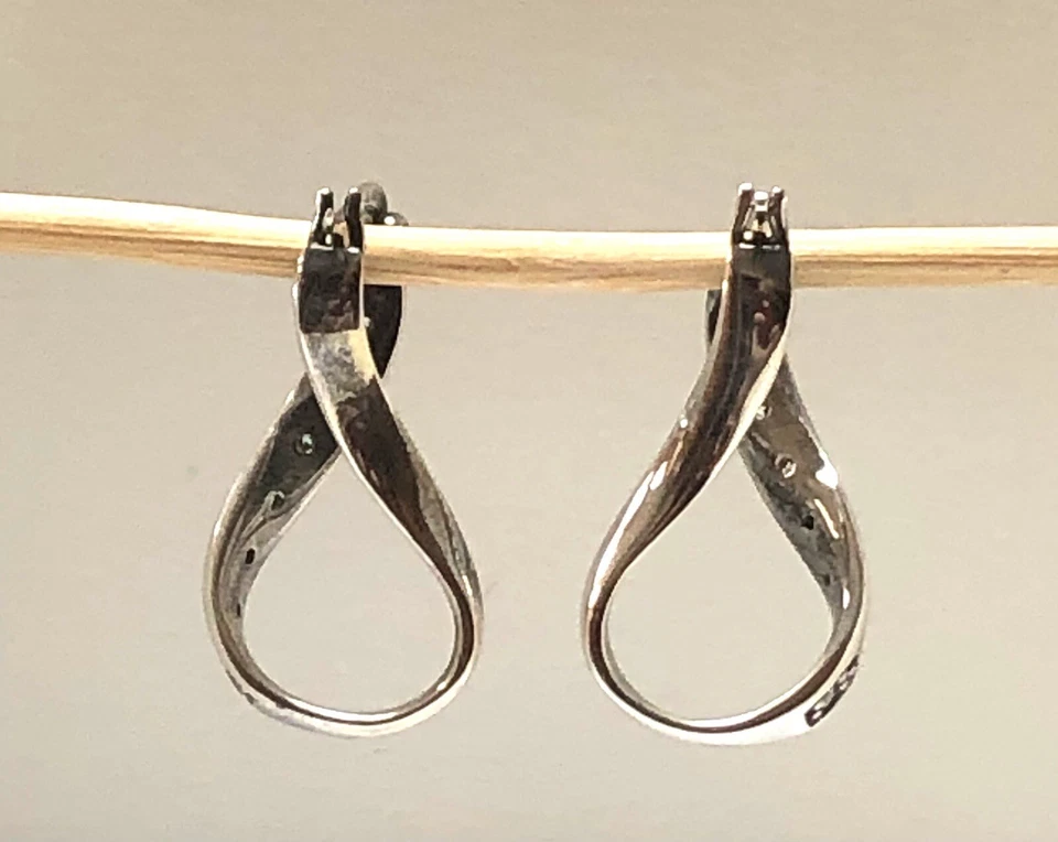 Brincos de argola torcida de prata esterlina pétalas rosa Infinity CZ da CHAMILIA APOSENTADO - Imagem 4 de 4