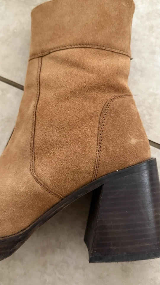 Botas de gamuza tostada punta cuadrada retro inspiradas en los años 70 Foto 4 de 4