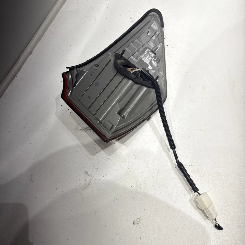 2009-2010 LEXUS IS350 LEFT DRIVER SIDE REAR TAILLIGHT QUARTER MOUNTED OEM - Image 3 of 4