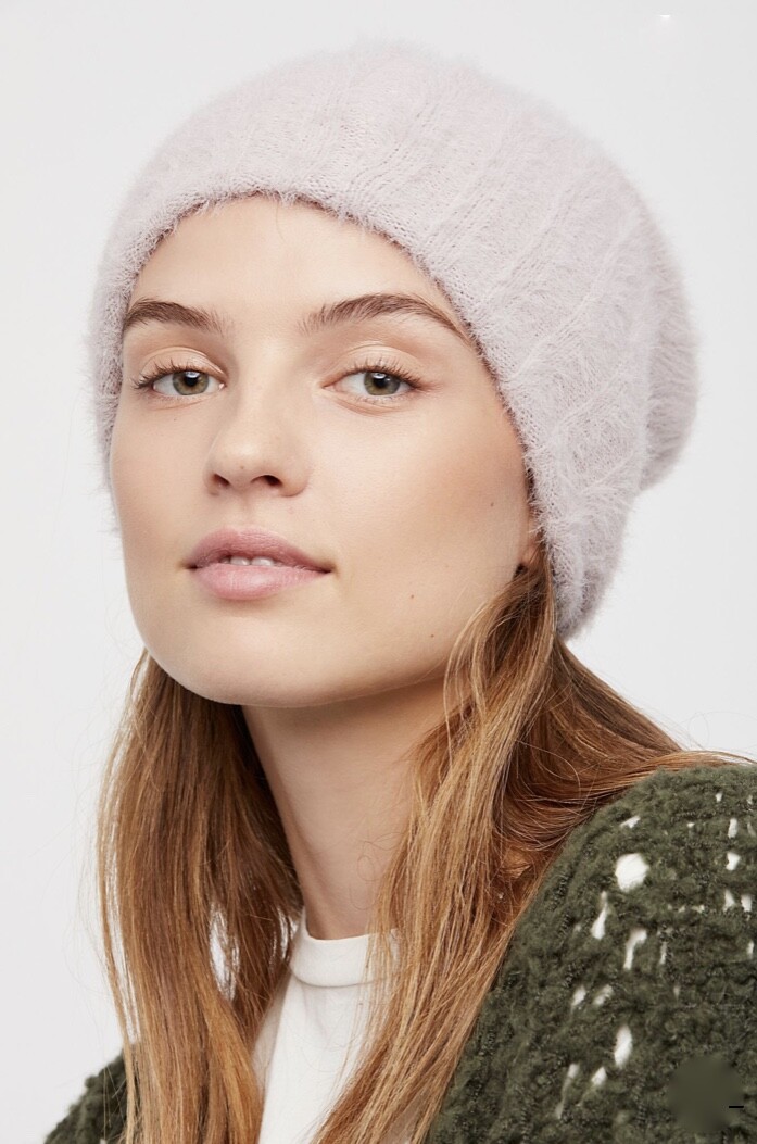 Шапочка-бини Free People из пушистой пряжи с пушистыми перьями, вместительная манжета в виде ребра, Лавандовая НОВИНКА