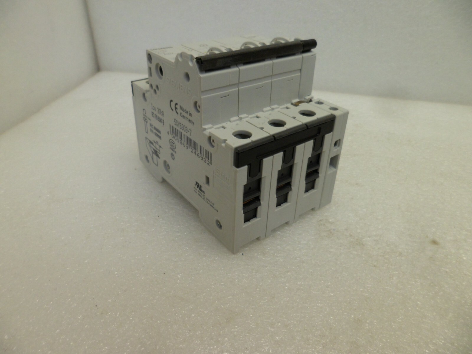 SIEMENS 5SY6303-7 CIRCUIT BREAKER IEC/EN60947-2 W/AUX. SW. IEC/EN 62019 NOS