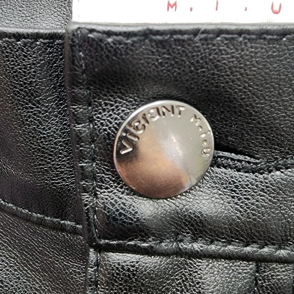 Pantalones Vibrant Miu para mujer 7 (27 W) negros veganos imitación cuero tiro alto acampanados pierna ancha Foto 2 de 4