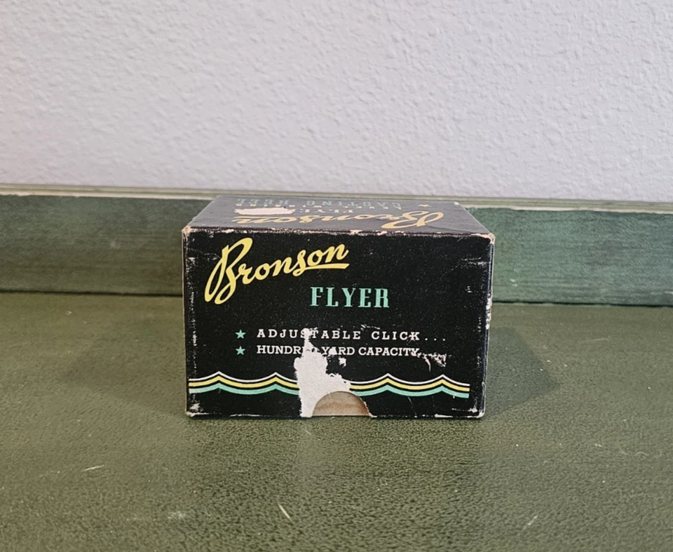 Carrete de fundición vintage Bronson Flyer Level Winding No. Michigan 2450 hecho en EE. UU. Foto 4 de 4