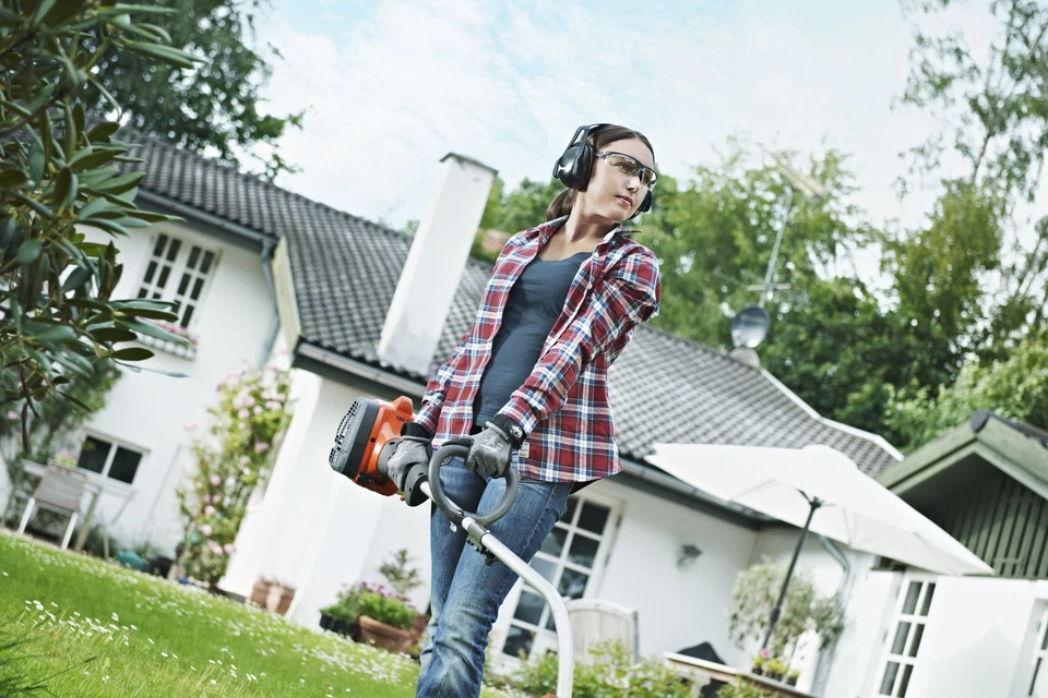 Husqvarna 122C Recortadora de cuerda de gas eje curvo Foto 3 de 4