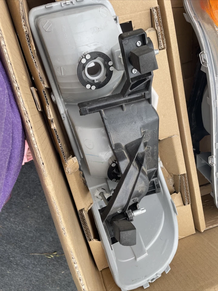 Conjunto de faros - Regular TYC 20-5567-00 GMC Yukon / Sierra Foto 4 de 4