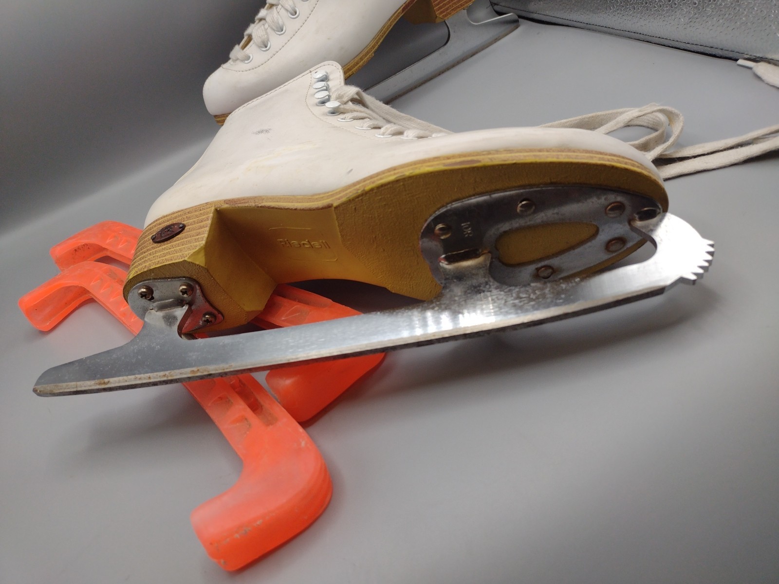 Riedell Women's Figure Skates Size 7 Model 112 With Skate Guards