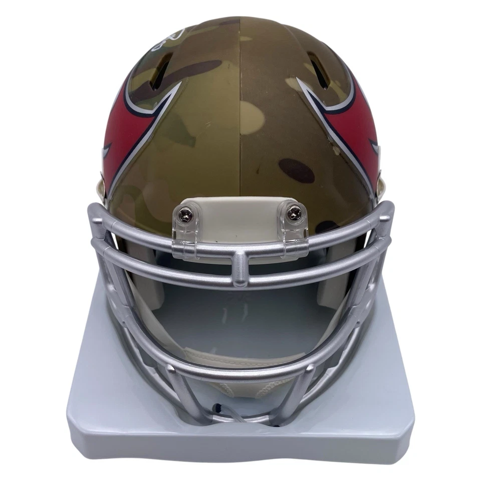Mini casco firmado por Ndamukong Suh Tampa Bay Buccaneers Bucs camuflaje alternativo BAS Foto 2 de 4