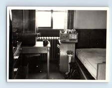 Antigua foto vintage escritorio habitación máquina de escribir caja de madera con archivos cama calentador foto