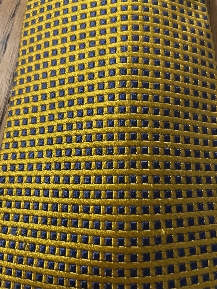 Corbata vintage usada en excelente estado Valentino tejida gruesa geométrica seda dorada/azul marino hecha en Italia Foto 4 de 4