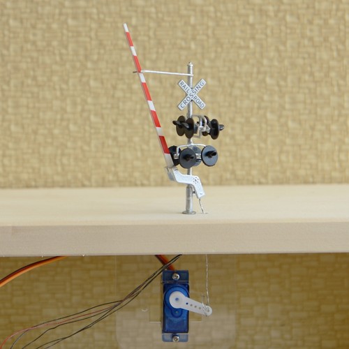 2 x HO scale railroad grade crossing signal with side assistant gate arm #CGS - Picture 7 of 9