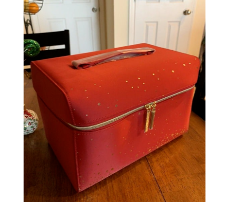 Estee Lauder Red Velvet w/Gold Stars Cosmetic Makeup Bag Train Case 2022 New - Afbeelding 1 van 4