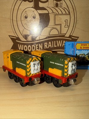 IRON ARRY & BERT ! THOMAS FRIENDS TRAIN TAKE ALONG N PLAY DIECAST 2005 W/ Card !