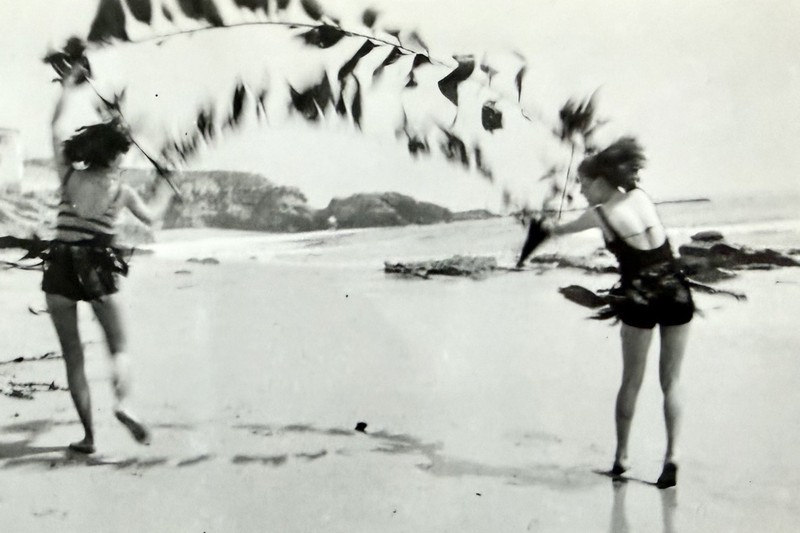 Pretty Girls Playing with Seaweed Lovely Motion Snapshot VTG 1920s Tiny Photo