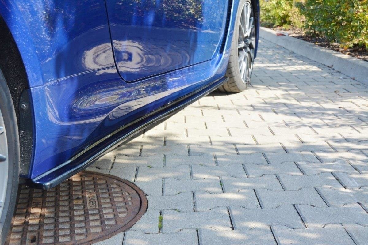 Rajouts de bas de caisse Maxton pour Lexus RC F en noir brillant édition luxe