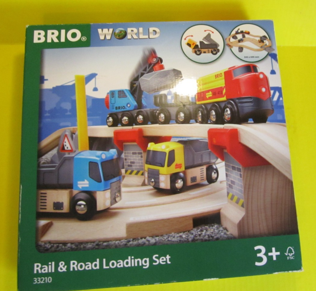 BRIO Rail & Road Loading Set 33210と、電車他 Rail & Road Loading Set | BRIO