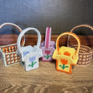 Vintage Handmade Easter Plastic Canvas Yarn Needlework 3D Basket Tulip Lot D8
