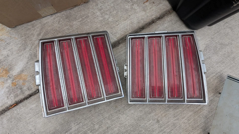 Pontiac Grand Prix 1979 luces traseras y extensiones de cuarto de panel Foto 2 de 4